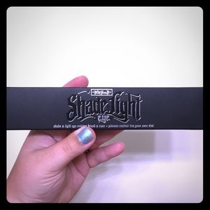 Kat Von D Shade + Light Eye Contour Brush